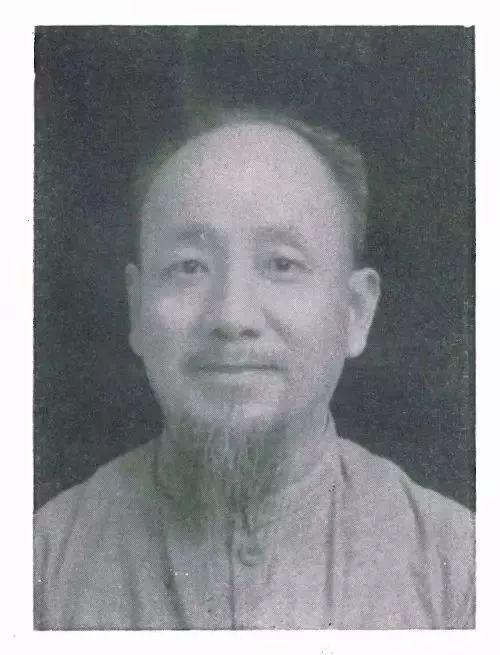 △钱学森的语文老师董鲁安。钱学森回忆，当年我们在附中上学，都感到民族、国家的存亡问题压在心头，老师们、同学们都在思考这个问题。在这样的气氛下，我们努力学习，为了振兴中华。董鲁安老师把课变成了思想政治教育课。我们从那个时候懂得了许多道理，我们要感谢老师。