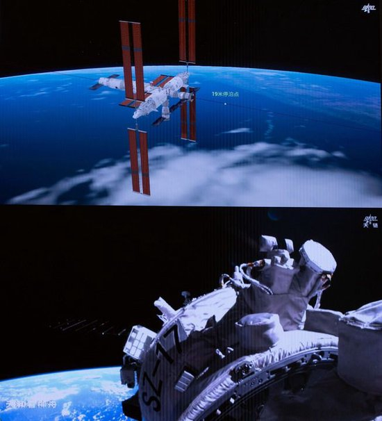  10月26日在北京航天飞行控制中心拍摄的神舟十七号载人飞船和空间站天和核心舱前向端口对接过程的画面。新华社记者 金立旺 摄