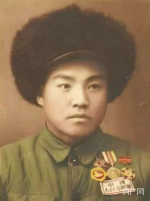 李维波年轻时的戎装照（央广网发 受访者供图）