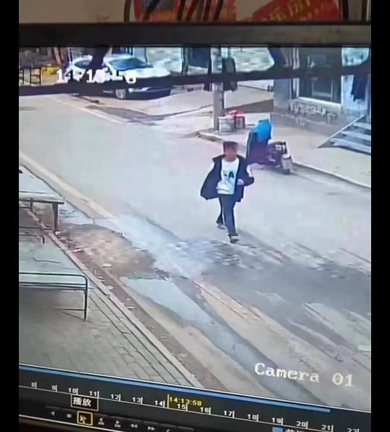 王某某失踪前画面（图源：视频截图）