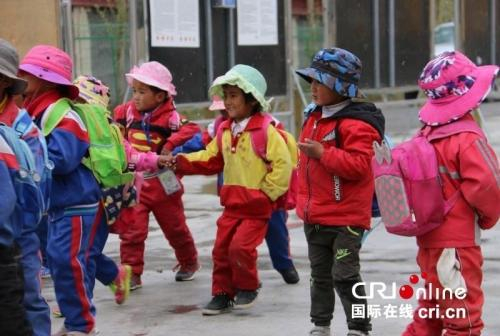 图为阿里普兰县科加村幼儿园的孩子们。图片来源：国际在线