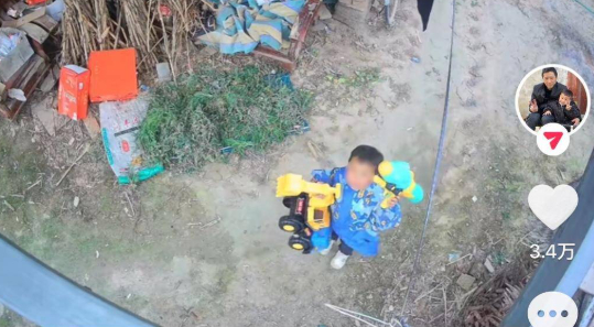  团团收到了新玩具