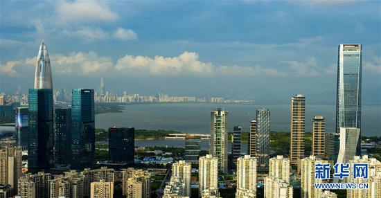 深圳市南山区后海总部基地片区以及深圳湾片区（6月20日摄）。新华社记者 毛思倩 摄