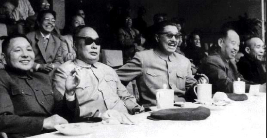 ·正在看球的邓小平（前排左一）。图片来源：中国青年网。