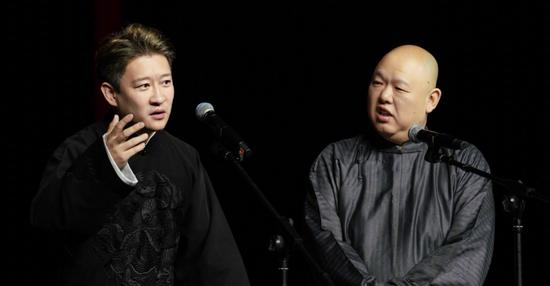  曹云金（左）与王玥波（右）合作表演相声 图/受访者提供