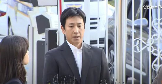 2023年12月，韩国影帝李善均在警方连续传唤后自杀身亡。遗书中，他反复强调“我是清白的”