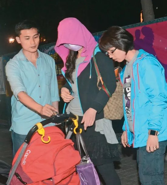 　吴姓女子报案声称女婴在婴儿车上被抱走