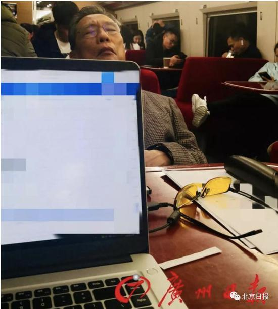 钟南山在赶往武汉的高铁餐车上。通讯员 苏越明/摄