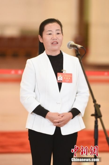 10月22日，中国共产党第二十次全国代表大会闭幕会在北京人民大会堂举行。闭幕会后，举行“党代表通道”采访活动。图为石玉莲代表接受采访。 中新社记者 田雨昊 摄