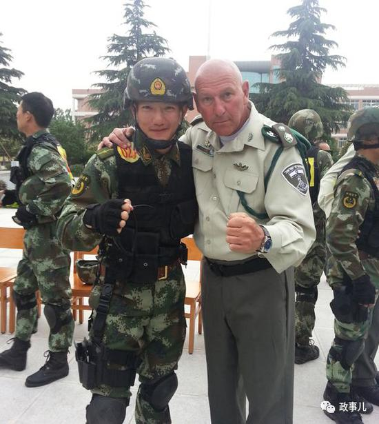 何捷（左）参加国际联训