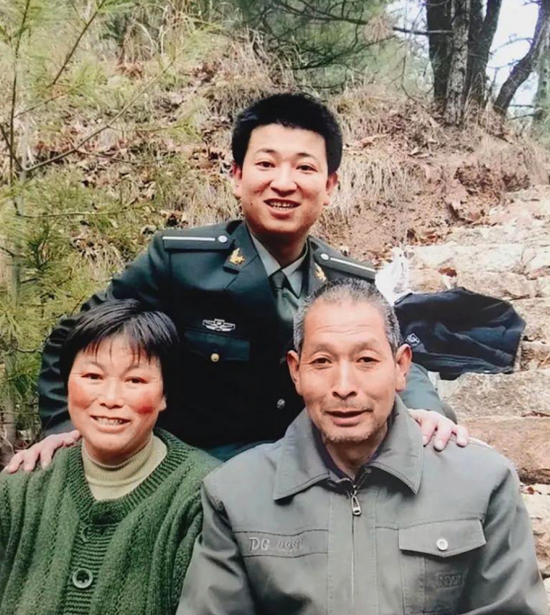 ·陈红军生前与父母合影。