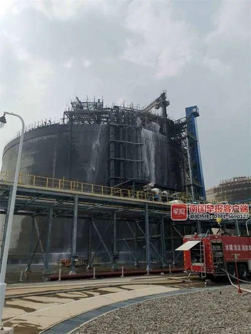  ▲事故现场，储罐明火已扑灭。铁山港应急管理局供图