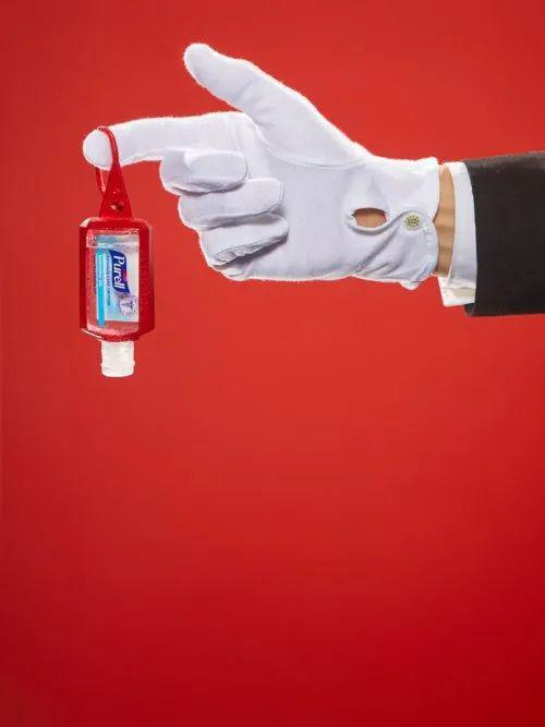 将洗手液递给特朗普的方式 图源：《华盛顿人》