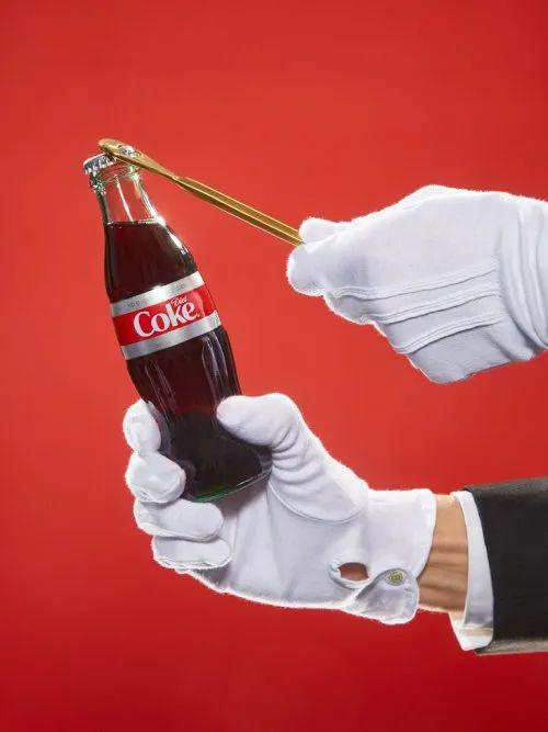 为特朗普打开健怡可乐的方式 图源：《华盛顿人》