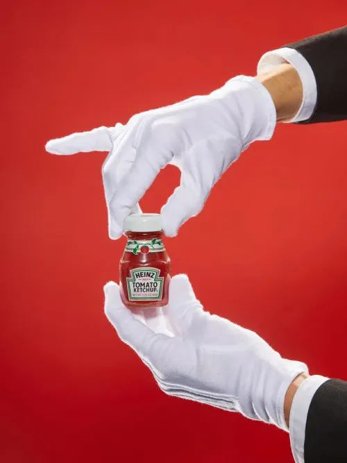 为特朗普打开亨氏番茄酱的方式 图源：《华盛顿人》