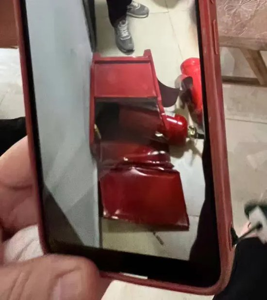 　毁坏的消防柜 （受访者供图）