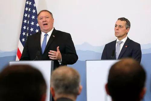 　　6月2日，在瑞士贝林佐纳，美国国务卿蓬佩奥（左）与瑞士联邦委员兼外长卡西斯出席联合新闻发布会。新华社/路透
