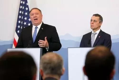 6月2日，在瑞士贝林佐纳，美国国务卿蓬佩奥（左）与瑞士联邦委员兼外长卡西斯出席联合新闻发布会。新华社/路透