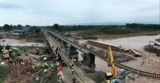 10月8日21时20分，山西南同蒲铁路昌源河大桥上行线抢通。图/中新图片