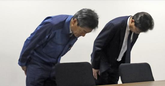  2月8日，东京电力福岛第一核电站所长田南达也（左）等人就含放射性物质的泄漏向中<strong></strong>水外泄道歉。