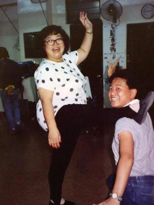  陈百祥（右）和沈殿霞一起排练节目。