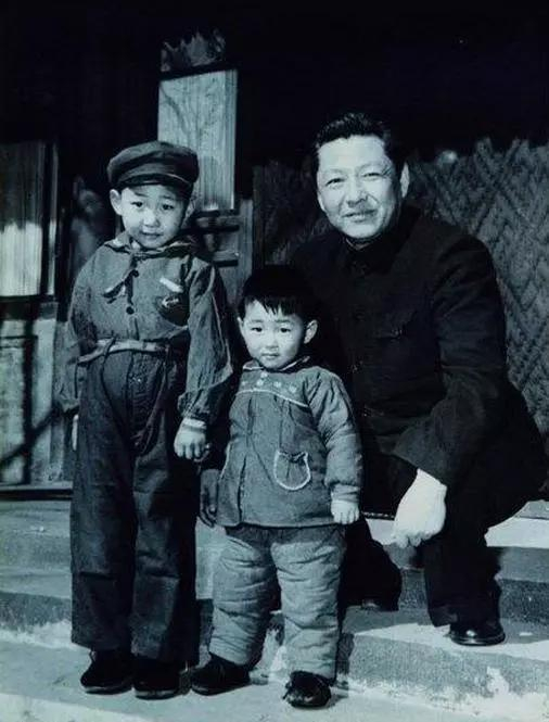 1958年，习仲勋与儿子近平、远平在一起。（来源：《习仲勋画传》）