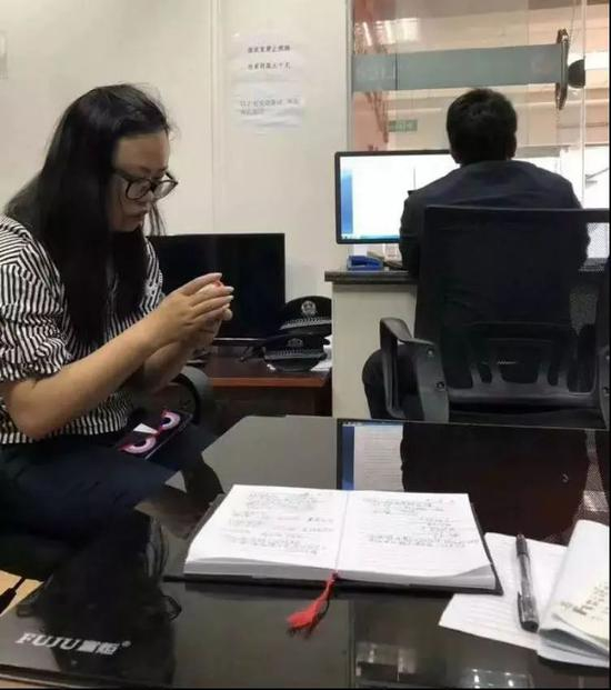 ▷在派出所报案的杨梅