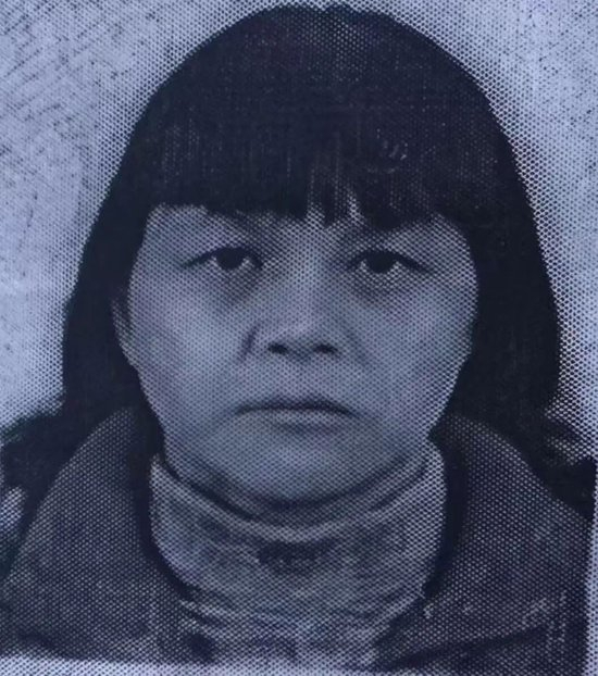  “梅姨”（谢家梅）的证件照，该照片的拍摄时间为2010年。
