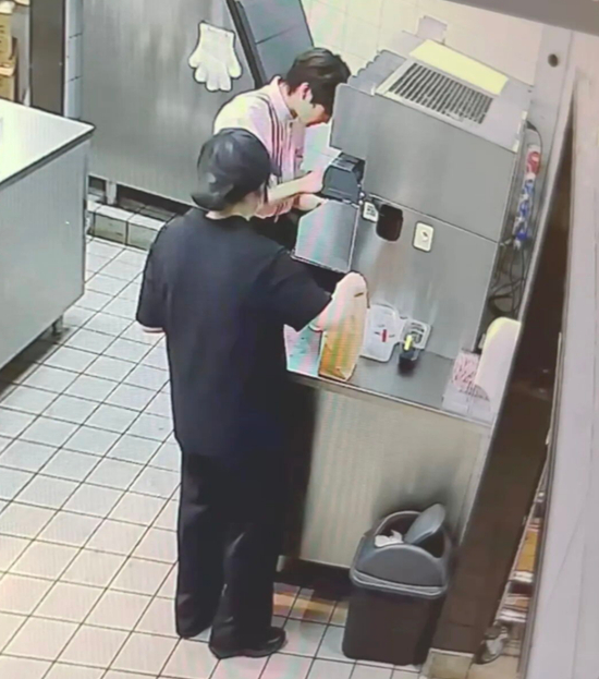 疑似吐口水
，周女士判定该举动存在主观恶意，水麦<strong>3e电影院</strong>画面中该员工凑近可乐杯 ，门店目前公安与市场监管单位已同步融入
，店员当劳最终事实与性质以官方结论为准。乐里周女士第一时间联系涉事门店沟通核实、吐口消费者针对门店卫生、水麦</p><p cms-style=