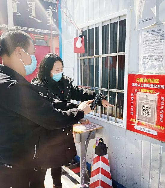  2020年新冠肺炎疫情防控期间，李宁引导群众填写自助登记系统。