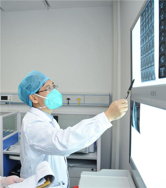 华中科技大学同济医院呼吸内科主任、湖北省新型冠状病毒专家组组长赵建平在工作中（1月29日摄）。新华社发