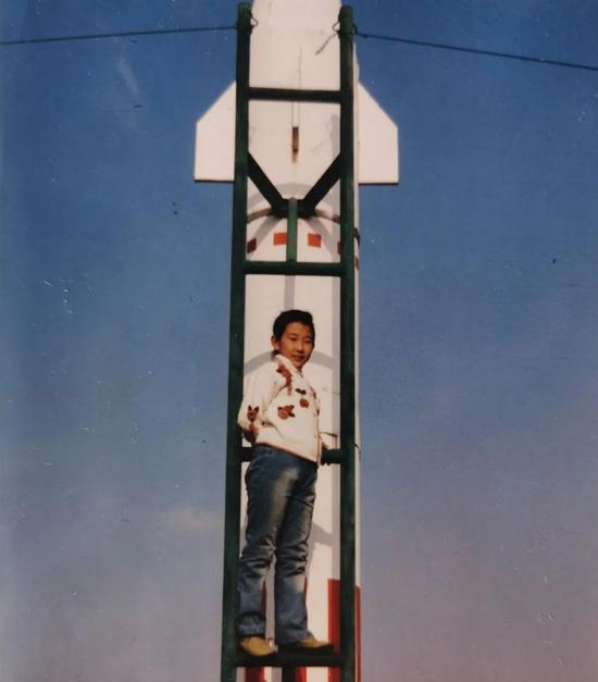  2003年“非典”后，李宁出来“放风”，爬上火箭模型，说要做一个英雄。