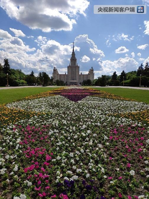 　　△莫斯科大学主楼，1949-1953年修建。共有32层，高240米，宽450米，是著名的莫斯科“七姐妹”建筑之一。莫斯科大学是俄罗斯规模最大和历史最悠久的大学，于1755年建校。截至2017年，共有13位校友及教职工曾获得诺贝尔奖。（央视记者耿晓龙拍摄）