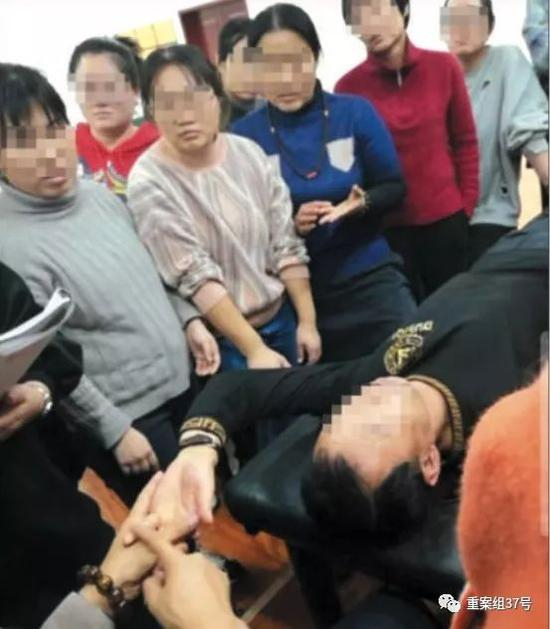 ▲2019年12月19日，讲师在课上为学员演示推拿手法，以“调理”疾病。实习生 孙朝 摄