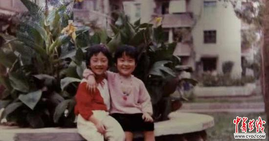 幼时的马小梅（右一）和闺蜜在一起。