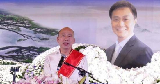 在已故高雄市议长许昆源告别式上，前高雄市长韩国瑜韩国瑜上台介绍生平，双眼泛泪