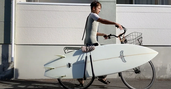 安藤每日骑单车去海边冲浪。受访者供图