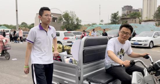 &nbsp;　 衡水中学高三毕业生张锡峰（左）。澎湃新闻记者吴怡图