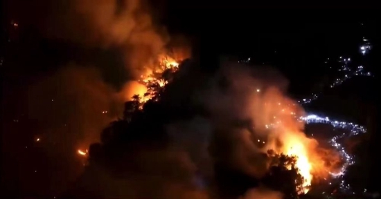 图说： 　　8月25日晚，重庆市北碚区缙云山的山火现场。受访者供图