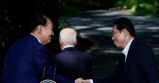 在戴维营,尹锡悦看着与岸田文雄很是热络