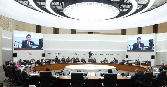 当地时间10月31日上午，亚太经合组织第三十二次领导人非正式会议第一阶段会议在韩国庆州和白会议中心举行。国家主席习近平出席会议并发表题为《共建普惠包容的开放型亚太经济》的重要讲话。新华社记者 黄敬文 摄