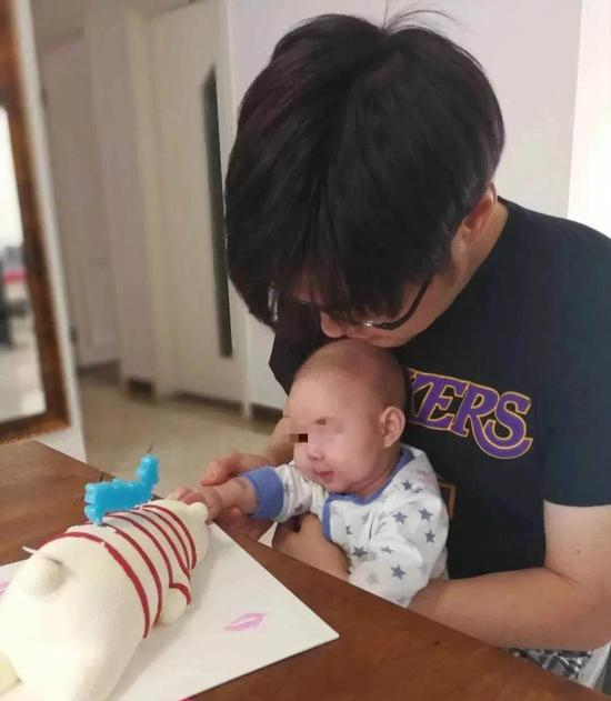  崔文在陪阳阳玩耍。受访者供图