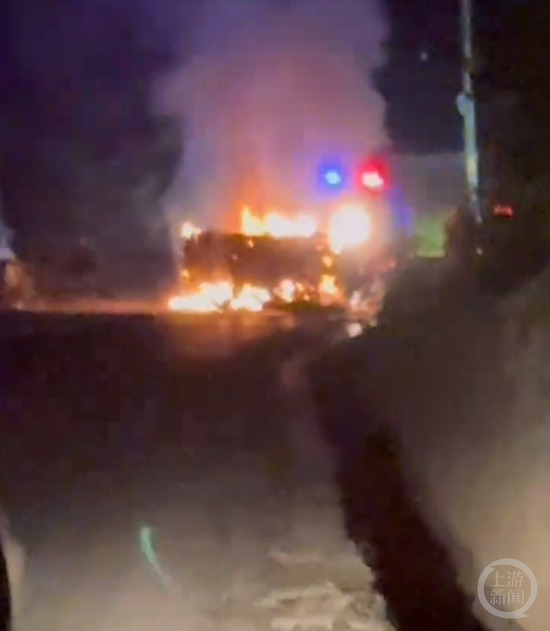 网传云南曲靖有车辆肇事后发生燃烧，多人伤亡。&nbsp; &nbsp; &nbsp; &nbsp;视频截图