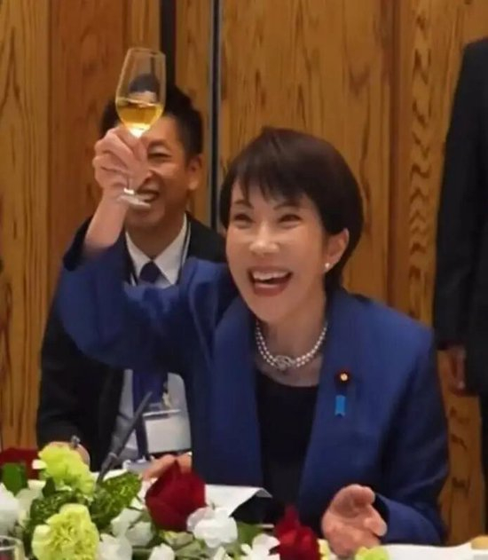  高市早苗向梅洛尼敬酒 图：视频截屏