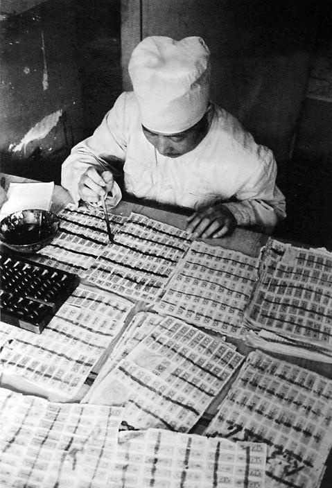 1993年5月10日是北京放开粮油价格第一天，朝阳区西石门粮店店员登记注销最后一批粮票。