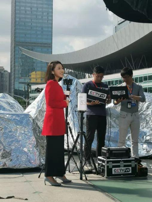 中国电信技术人员协助央视春晚工作人员进行5G网络VR现场连线直播