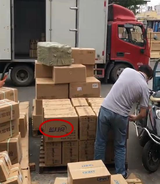  ▷假“蓝月亮”通过物流被配送到批发窝点