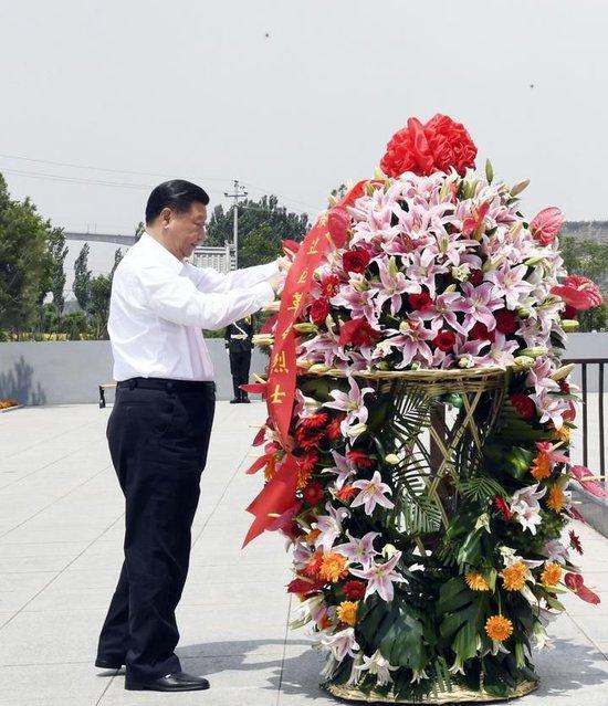 2017年6月21日,习近平总书记来到晋绥边区革命纪念馆,向革命烈士敬献花篮。