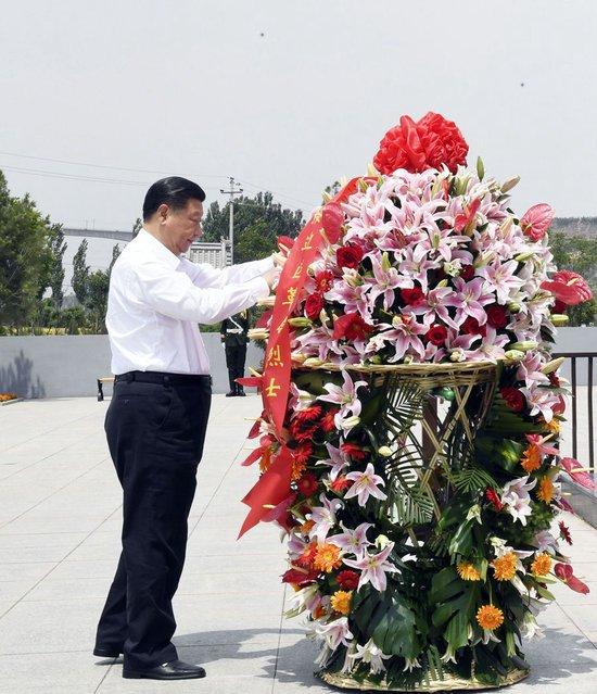 2017年6月21日,习近平总书记来到兴县,参观晋绥边区革命纪念馆,向革命烈士敬献花篮。新华社记者 李学仁 摄