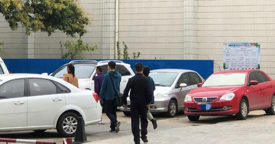  3月7日下午1点左右，申军良夫妇和家人在警方的带领下进入增城区公安局刑警大队，准备和申聪见面。新京报记者王翀鹏程&nbsp;摄